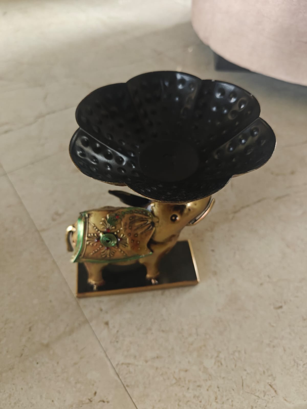 Gajraj elephant urli, dry fruit bowl on the trunk